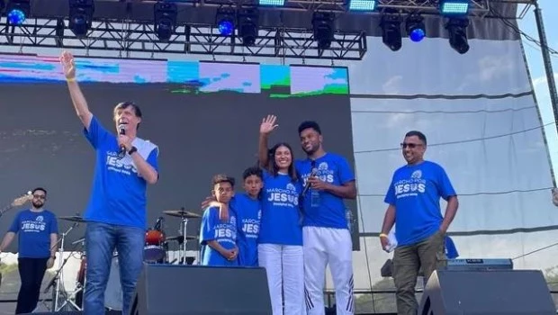 El futbolista de River Miguel Borja oró durante el acto central de Marcho por Jesús.
