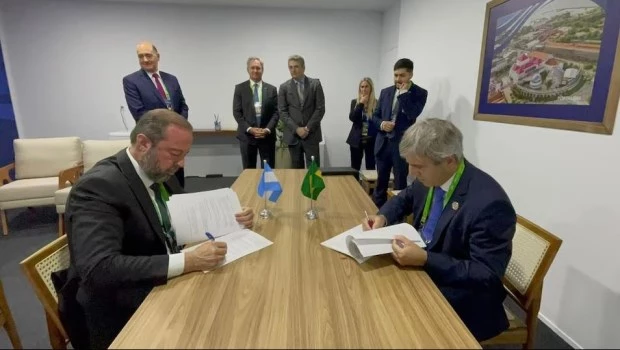 Luis Caputo y el ministro Alexandre Silveira firman el memorándum.