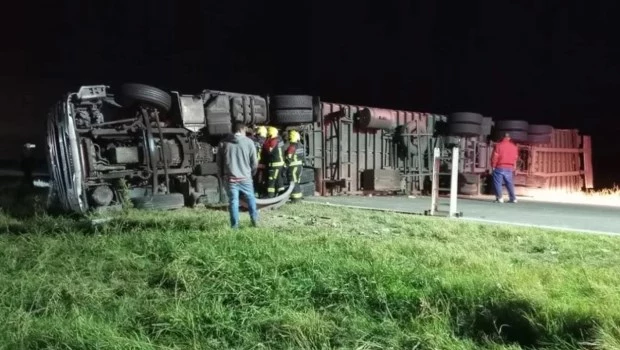 Un camión que transportaba golosinas volcó en la autopista Rosario-Córdoba 