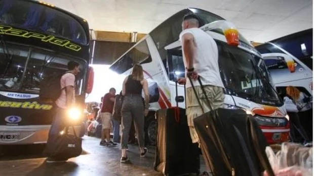 El gobierno bonaerense autorizó un aumento del 37,5% para el servicio interurbano de micros y para el rural de larga distancia 
