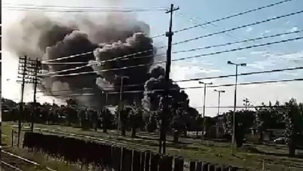Unos 15 coches ferroviarios se incendiaron en un taller de Haedo