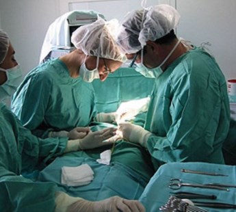 Realizan el primer trasplante de corazón seguido de un autotrasplante de médula