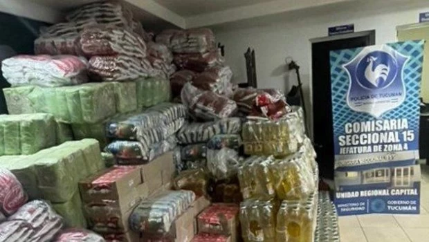 Tras una denuncia por violencia, la policía encontró toneladas de alimentos de Capital Humano en su casa de Tucumán