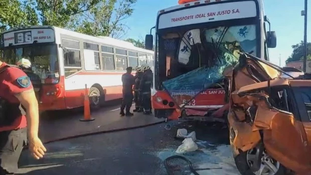 Un camión y siete autos chocaron en la autopista Dellepiane: 21 heridos