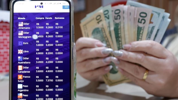 El dólar continúa al alza en Brasil y cierra a 6 reales por primera vez