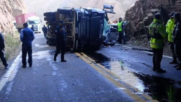 Tragedia en Mendoza: murió el chofer de un camión que volcó en la ruta ...