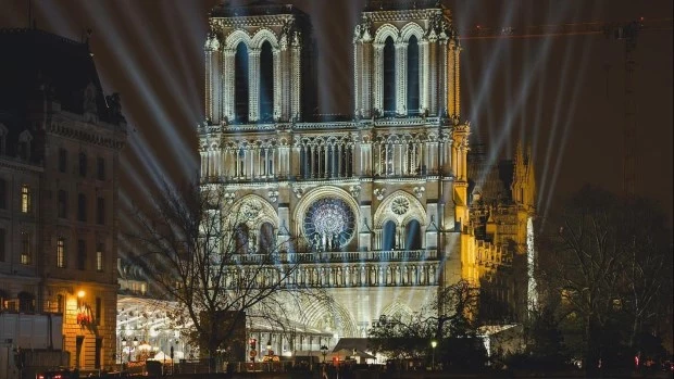 Notre Dame de Paris se reinstala