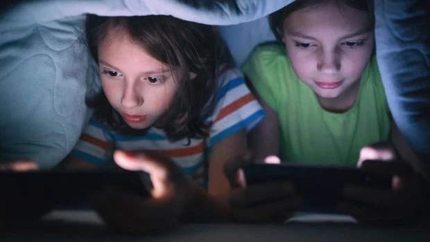 Cómo afecta el uso de las pantallas el cerebro de los niños