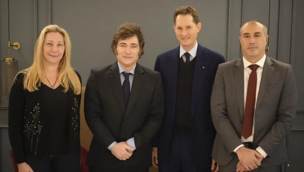 Milei se reunió con el titular de Stellantis y Ferrrari y brindó una entrevista para el diario italiano Libero 