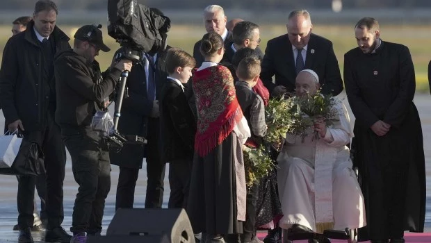 Francisco hace la primera visita papal a Córcega entre muestras de fervor popular