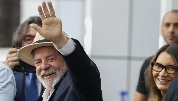 Lula recibe el alta hospitalaria tras ser sometido a una cirugía por una hemorragia intracraneal 