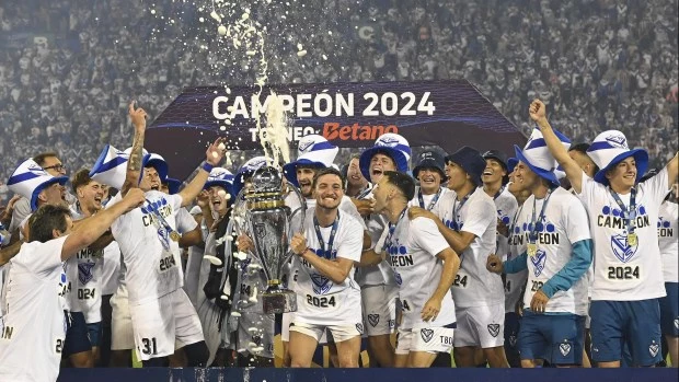Velez derrotó sin atenuantes a Huracán y se consagró campeón