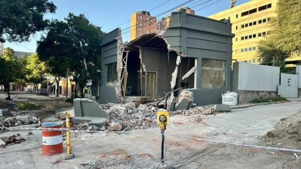 La rotura de un caño provocó el derrumbe de la pared de un comercio en Córdoba