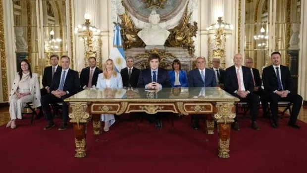 El pedido de Milei a sus ministros para las vacaciones: austeridad y descansos interrumpibles