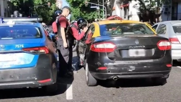 Un taxista se quedó dormido en plena avenida y tardaron 20 minutos en despertarlo