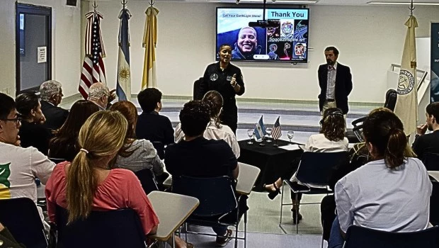 La embajadora científica dio testimonio de su perseverancia y de las oportunidades que vendrán en el futuro de la carrera espacial.