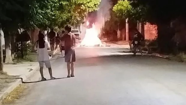 El juez de Garantías concedió al presunto femicida la prisión domiciliaria y los vecinos arrojaron piedrazos e intentaron prender fuego su casa.
