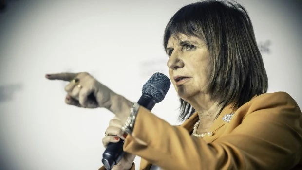 Bullrich tildó a Diosdado Cabello de "lacayo de una dictadura criminal" y mostró que el gendarme solo hizo ocho viajes a Venezuela