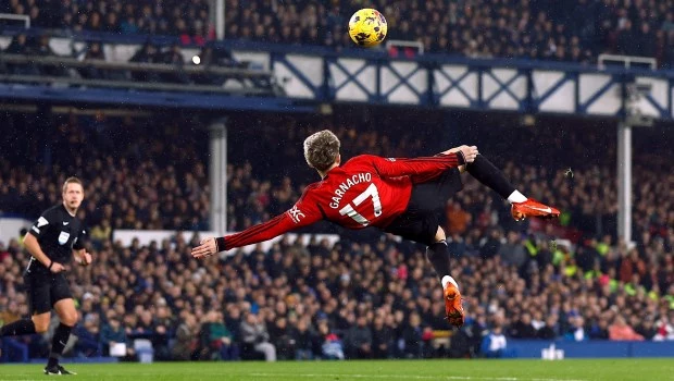 La Premier League eligió a un golazo del argentino Alejandro Garnacho como el mejor de la temporada 2023/24. Se trata de una tremenda chilena realizada por el argentino cuando su equipo, el Manchester United, goleó 3-0 al Everton por la decimotercera fecha del certamen.