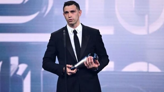 Emiliano "Dibu" Martínez se quedó con el premio The Best a mejor arquero por segunda vez en su carrera