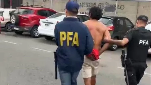 Con pistolas Taser, la policía pudo detener a dos personas que se peleaban a cuchillazos en la calle
