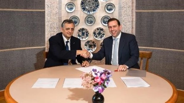 El presidente y CEO de $YPF, Horacio Marín, y el vicepresidente Ejecutivo de GNL de Shell, Cederic Cremers, firmaron el acuerdo en La Haya.