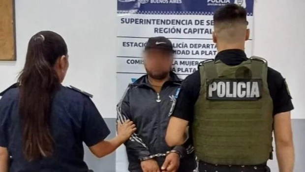 Asesinó a su pareja en La Plata y se entregó en la comisaría tras confesar el crimen