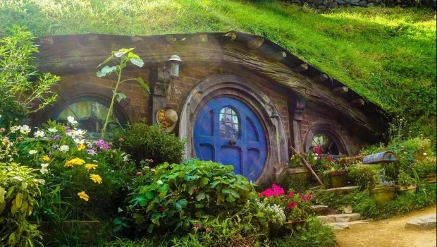 Los hobbits llevan una vida hermosa y sencilla en la comarca, apegados a sus tradiciones y costumbres.