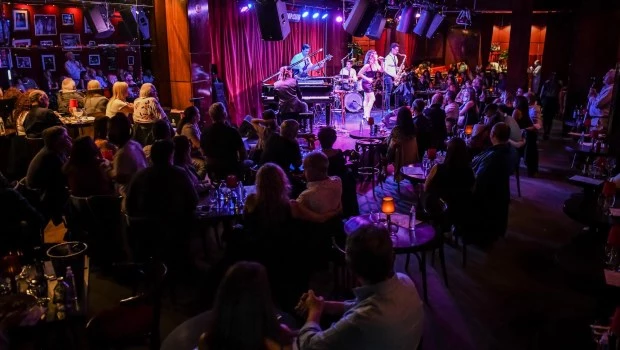 Charly, show y rica gastronomía