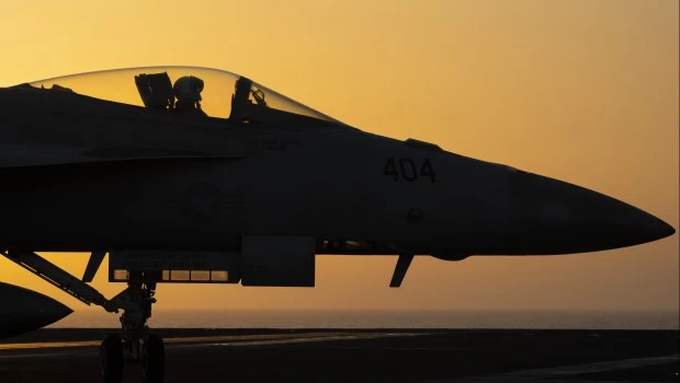 Derriban a dos pilotos de la Marina estadounidense sobre el Mar Rojo en un aparente incidente de "fuego amigo"