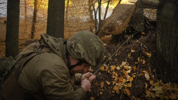 Un militar de la 13ª Brigada de la Guardia Nacional de Ucrania dispara un arma Giatsint-B hacia posiciones rusas cerca de Kharkiv, Ucrania (6-11-2024).