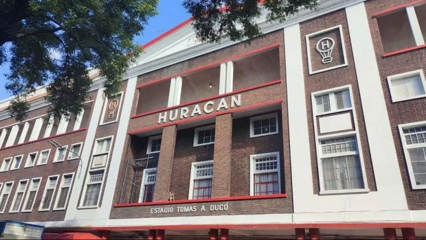 La FIFA inhibió a Huracán, que no podrá realizar incorporaciones hasta saldar su deuda