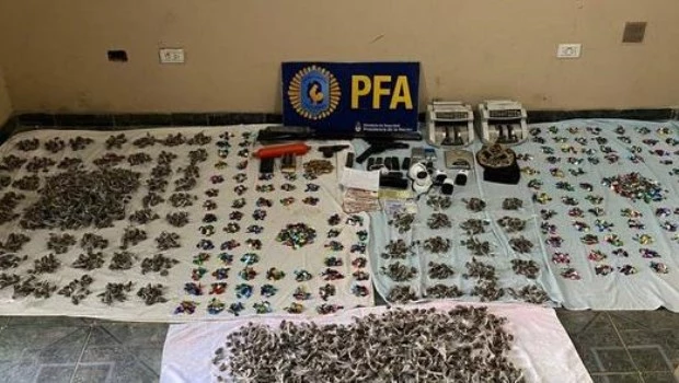 Detuvieron a una mujer que recibía órdenes de su pareja desde el penal de Devoto para vender drogas