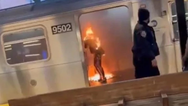 Un hombre prendió fuego a una mujer en el subte de Nueva York