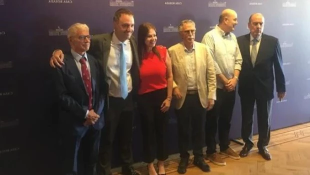 Adorni encabezó el brindis de Fin de Año con periodistas acreditados en Casa Rosada: "se viene un 2025 bárbaro"