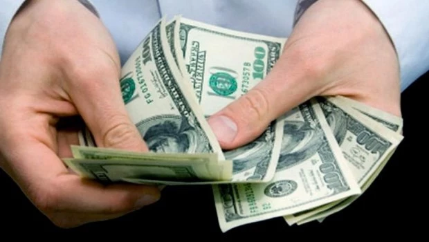 El dólar blue se aceleró en el comienzo de la semana y alcanzó los $1.200 