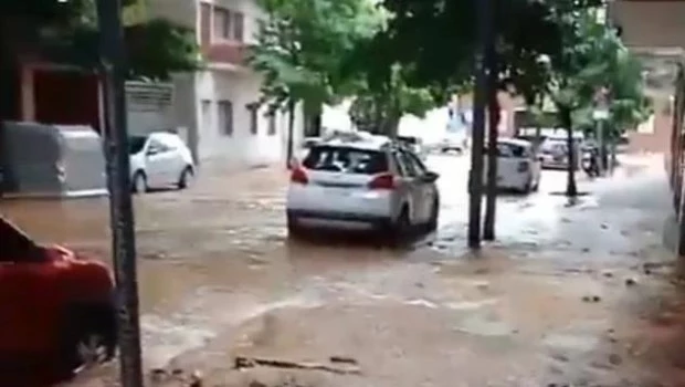 Un caño se rompió e inundó una calle en Las Cañitas 