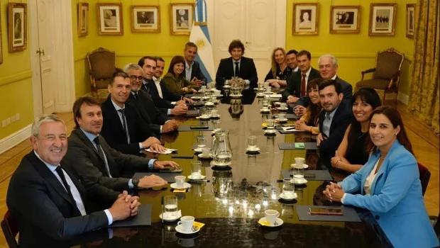 Milei ratificó que impulsará la "ficha limpia", durante la reunión con los diputados radicales expulsados