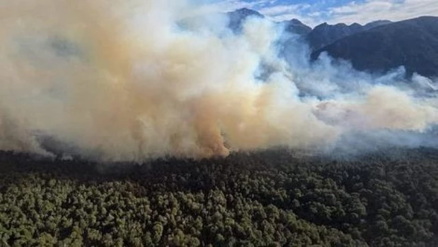 El fuego ya consumió al menos 1.500 hectáreas en Bariloche
