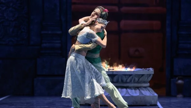 Rocío Agüero y Juan Pablo Ledo fueron intérpretes ideales del dolor y el enamoramiento entre Nikiya y Solor. (Foto: gentileza T. Colón)