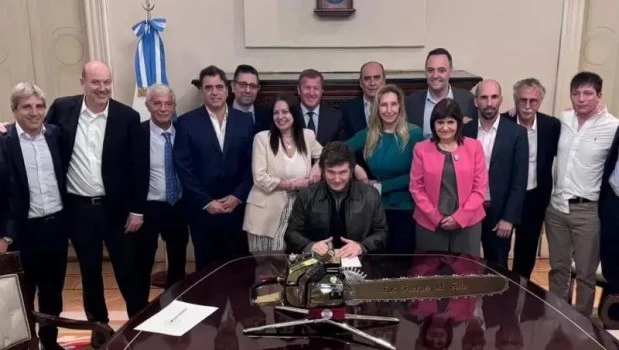 En una entrevista con Forbes, Milei anticipa un 2025 con más motosierra, desregulaciones, privatizaciones y reforma laboral 
