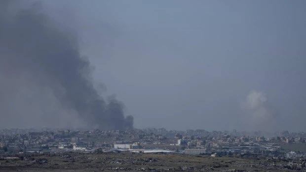 Ataques israelíes matan a 12 personas en Gaza mientras la guerra se extiende al año nuevo