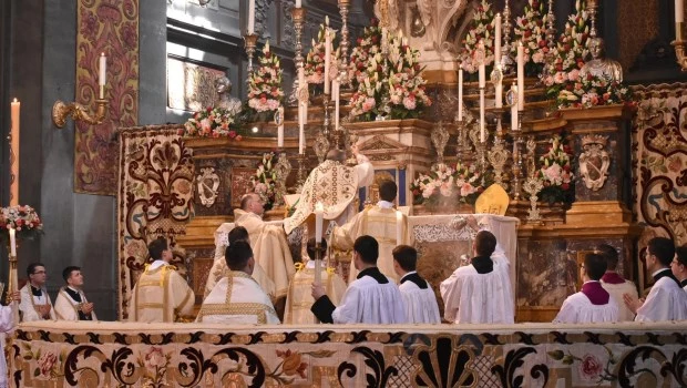 La misa es el Sacrificio de la Cruz que se renueva en los altares de modo incruento.