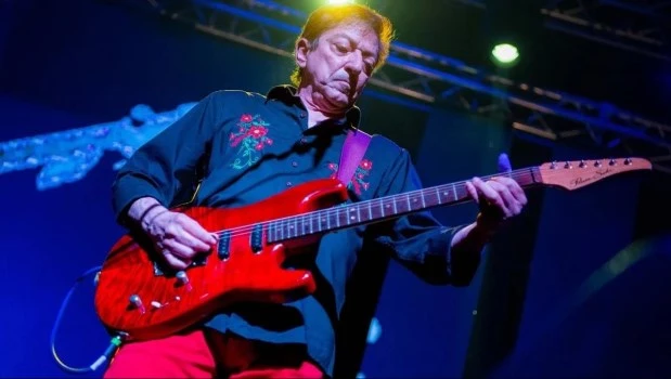 Investigan a Julio Moura, guitarrista de la banda Virus, por la muerte de su pareja en La Plata 