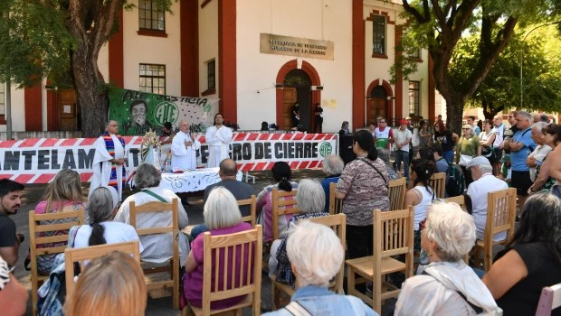 Los trabajadores del Centro Cultural Haroldo Conti realizaron una misa por el cierre de la institución y planifican más acciones