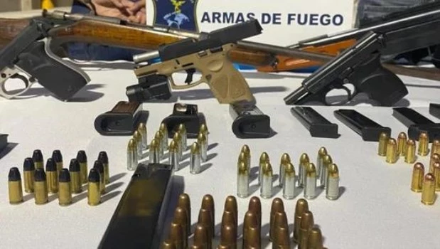 El acusado tenía varias armas de fuego.