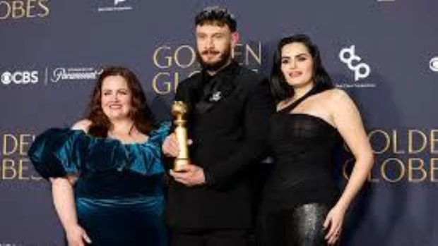 El elenco de ‘Bebé Reno’, producción que se alzó con dos estatuillas: Mejor miniserie y Actriz de reparto para Jessica Gunning (izq.).