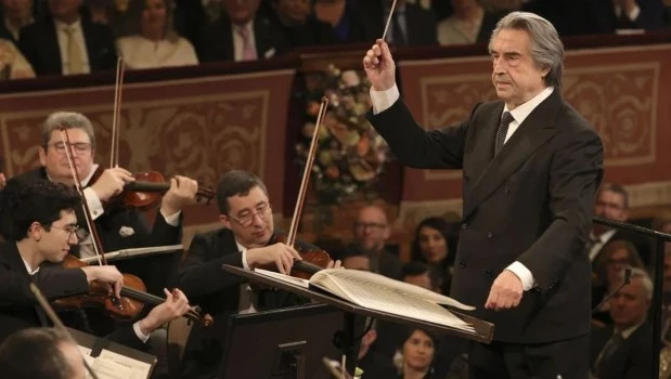 “Sobre las olas del Danubio azul esperamos enviar al mundo un barco lleno de belleza y amor”, dijo el napolitano Muti antes de encarar el célebre vals.