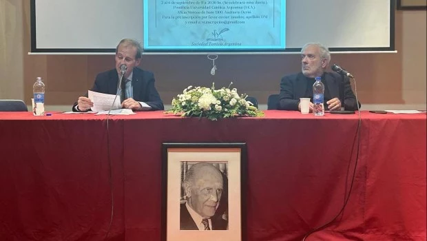Horacio Sánchez de Loria (izq.), durante su disertación en la Universidad Católica Argentina. Lo acompaña el sacerdote Ignacio Andereggen.