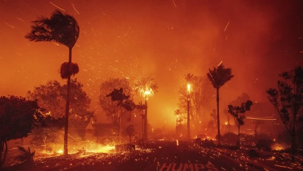 Miles de personas huyen de los incendios descontrolados que calcinan casas en Los Ángeles y alrededores
